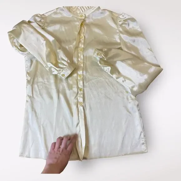 St. John Vintage 80’s‎ Cream Satin Blouse Pleated Collar Size 6